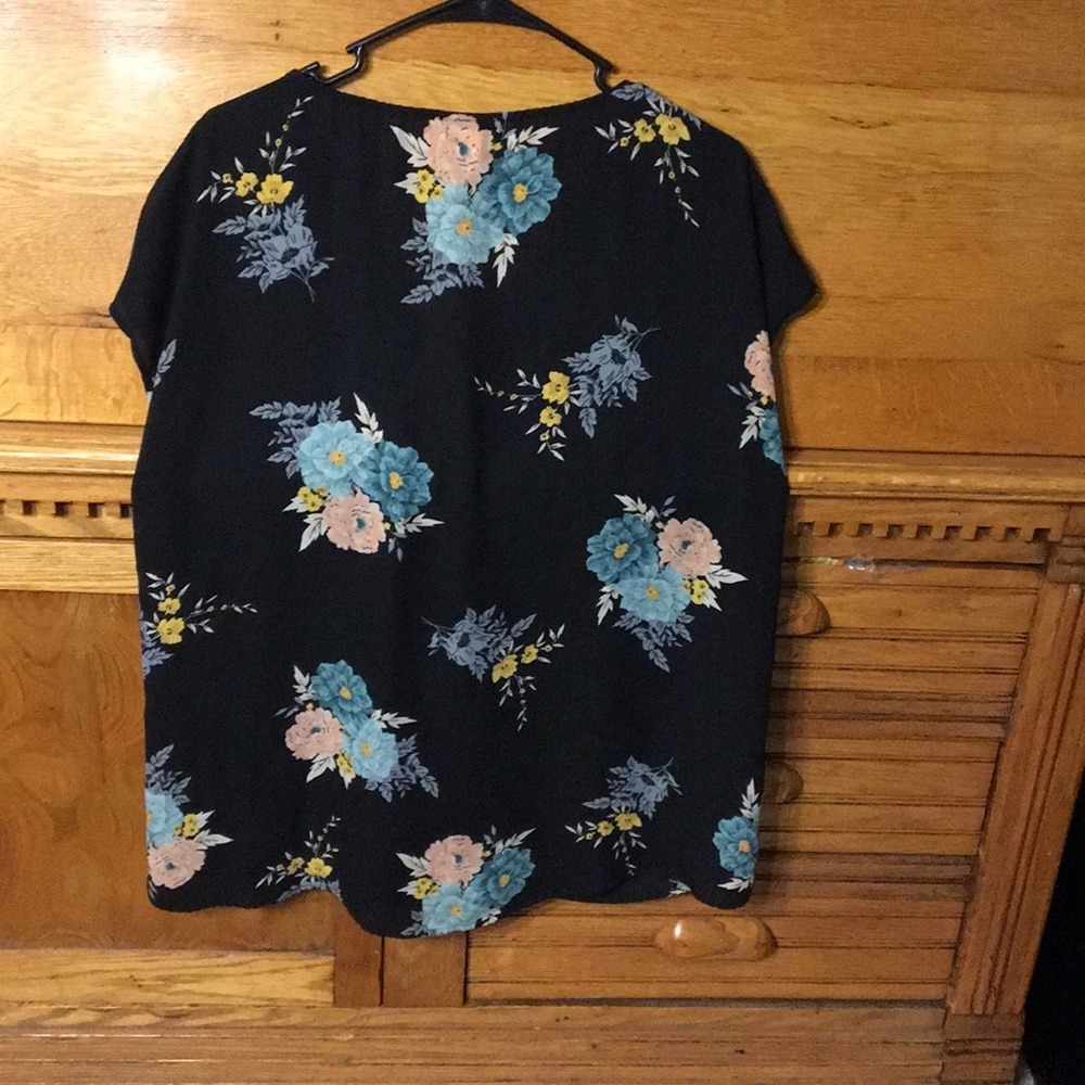 Torrid Whisigoth Floral V-Neck Button Front Blouse Size 0/XL - Picture 2 of 10